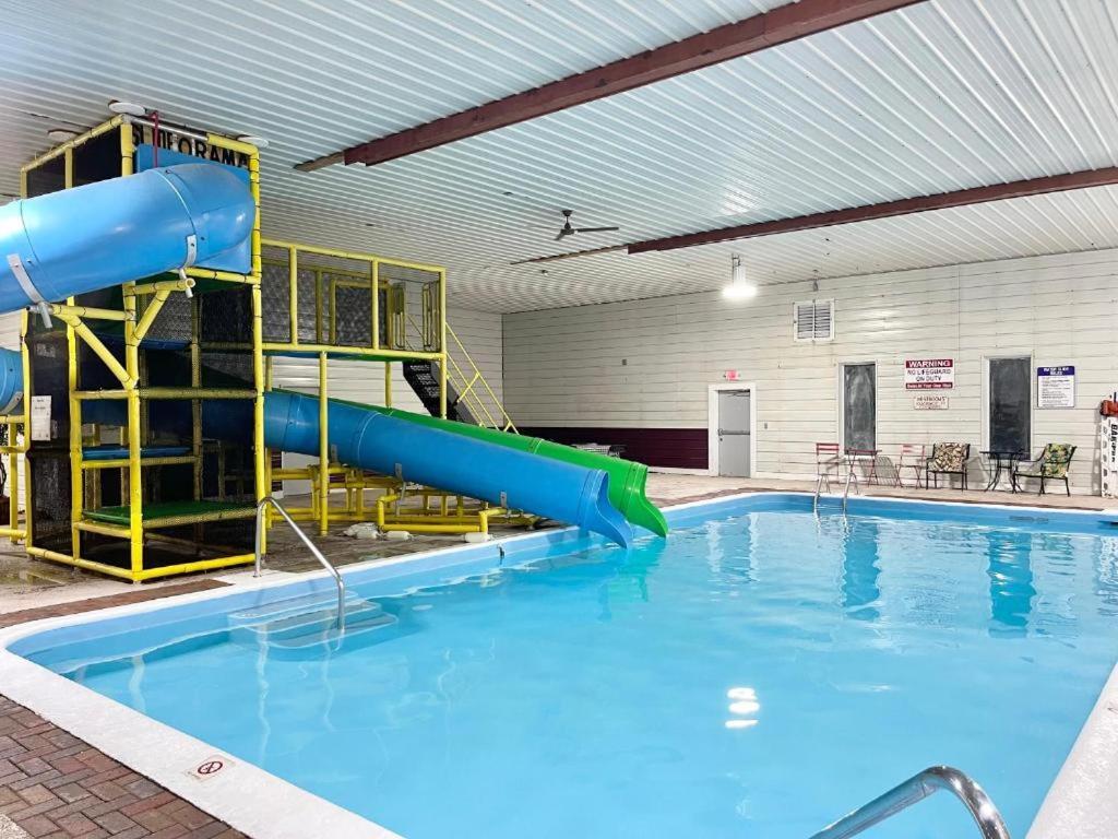 Camp Inn Lodge Au Sable Bagian luar foto